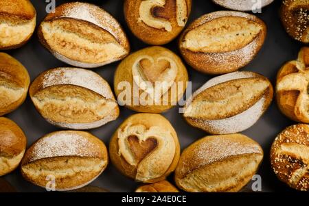 Riesige Auswahl an frischen Brötchen. Stockfoto