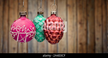 Drei alte Xmass Kugeln ornement gegen Texturen Holz Wand Stockfoto
