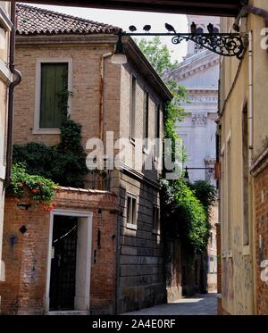 Ein Blick entlang einer Straße im Sestiere Castello, Venedig. Mit Blick auf die San Francesco Della Vigna Katholische Kirche. Stockfoto