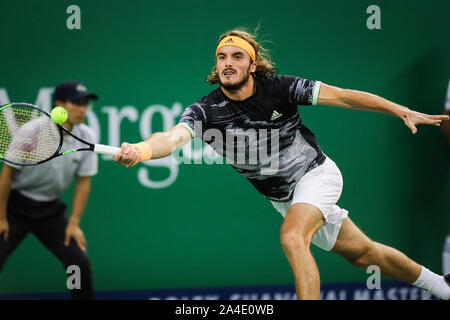 Stefanos Tsitsipas Griechenlands wird die Kugel gegen Daniil Medwedew in Russland während des Halbfinales 2019 Rolex Shanghai Masters in Schanghai, China, 12. Oktober 2019. Stockfoto