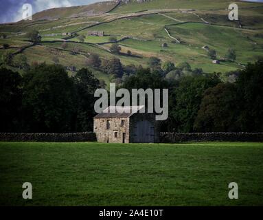 Jagen die Sonne Schatten, Stein Feld Scheune, Swaledale, Yorkshire Dales Stockfoto