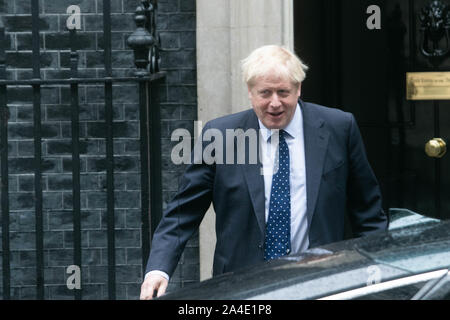 London, UK, 14. Oktober 2019. Premierminister Boris Johnson Blätter 10 Downing Street für die Öffnung des Parlaments wie die Regierung stellt das legislative Programm. Credit: Amer ghazzal/Alamy leben Nachrichten