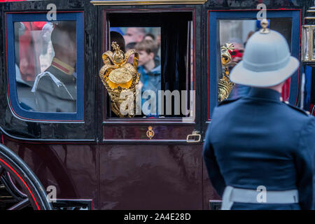 London, Großbritannien. 14 Okt, 2019. Die streitkolben Pass in ihr Trainer - Die Königin geht dem Parlament ihre Rede als Teil des Staates zu machen. Credit: Guy Bell/Alamy leben Nachrichten Stockfoto