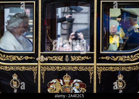 London, Großbritannien. 14. Oktober, 2019. Die Königin macht, an Whitehall, vom Prinzen von Wales und die Herzogin von Cornwall in einem Reisebus Baujahr 2010 begleitet, en Route vom Buckingham Palace, dem House of Lords für die Öffnung des Parlaments und ein ungewöhnlich kontrovers Queen's Speech. Credit: Mark Kerrison/Alamy leben Nachrichten Stockfoto