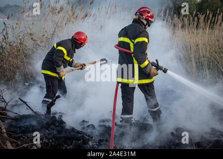 Die BRANDBEKÄMPFUNG Löschmittel FEUERWEHR (SCHILFROHR) MIT FEUER QUIRLE, NOTDIENSTE ZENTRUM VON CHAMBERY, LES MARCHES, SAVOYEN (73), Frankreich Stockfoto