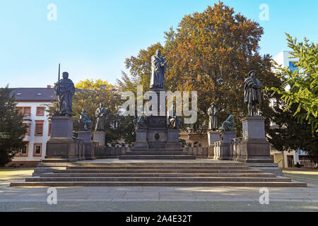 Worms, Deutschland - Oktober 2019: Satz von Skulpturen "Luther Denkmal", ein großes Denkmal der Reformator Martin Luther eingeweiht, entworfen von Ernst Riets Stockfoto