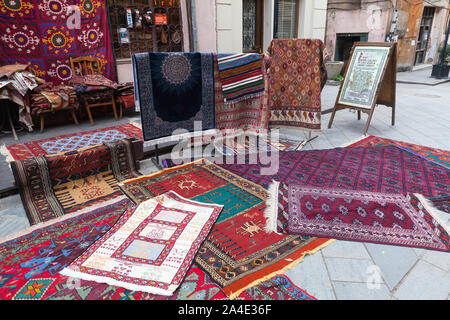 Tiflis, Georgien - 28. April 2019: Zusammenstellung der bunten Kaukasischen und orientalischen Teppichen in einem lokalen Georgischen shop vertreten Stockfoto