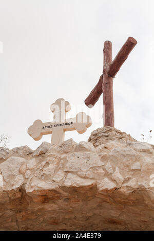 Ayia Napa, Zypern - 16. Juni 2019: Ayios Epiphanios Kreuz Stockfoto