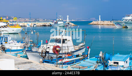 Ayia Napa, Zypern - 14. Juni 2019: Angeln und Boote im Hafen von Ayia Napa günstig Stockfoto