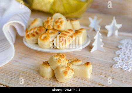 Spanische Weihnachten marzipan Bonbons mit verschiedenen Weihnachtsdekoration. Figuritas auf hölzernen Tisch. Traditionelle behandeln im Winter Urlaub in verbraucht Stockfoto