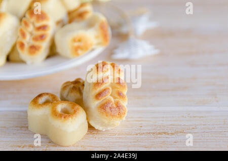 Spanische Weihnachten marzipan Bonbons mit verschiedenen Weihnachtsdekoration. Figuritas auf hölzernen Tisch. Traditionelle behandeln im Winter Urlaub in verbraucht Stockfoto