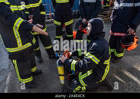 Die Ausbildung der Feuerwehrleute, DIE IN DER ANWENDUNG EINES umluftunabhängige Atemschutzgeräte, ABTEILUNGS FEUERWEHRMÄNNER" SCHULE DER ORNE, ALENCON (61), Frankreich Stockfoto