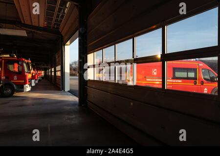 GARAGE FÜR DIE FAHRZEUGE, Feuerwehr- und Rettungsdienste Abteilung, CIS von Alencon (61), Frankreich Stockfoto