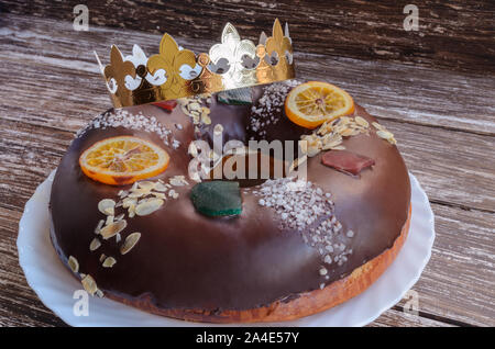 Roscon de Reyes, Schokolade spanische Wüste zu Epiphanie oder Dia de Reyes Magos, drei Weisen Tag feiern. Stockfoto