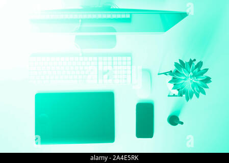 Tastatur, Maus, Bildschirm mit schwarzen leeren Bildschirm. Trendy Grün und Türkis. Designer Arbeitsbereich auf mint Farbe Hintergrund. Minimalistisch Stockfoto