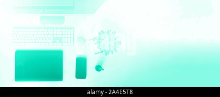 Tastatur, Maus, Bildschirm mit schwarzen leeren Bildschirm. Trendy Grün und Türkis. Designer Arbeitsbereich auf mint Farbe Hintergrund. Minimalistisch Stockfoto