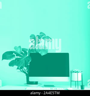 Tastatur, Maus, Bildschirm mit schwarzen leeren Bildschirm. Trendy Grün und Türkis. Designer Arbeitsbereich auf mint Farbe Hintergrund. Minimalistisch Stockfoto