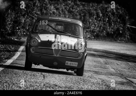 PESARO COLLE SAN BARTOLO, ITALIEN - OTT 12-2019: ALFA ROMEO GIULIETTA TI auf einem alten Rennwagen Rallye Stockfoto