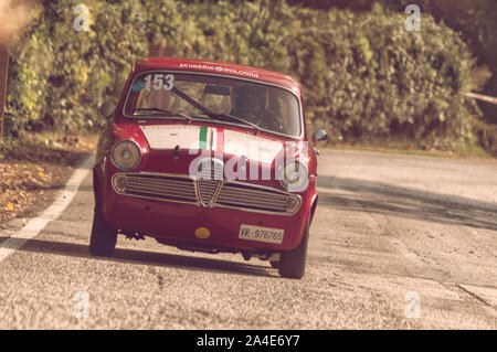 PESARO COLLE SAN BARTOLO, ITALIEN - OTT 12-2019: ALFA ROMEO GIULIETTA TI auf einem alten Rennwagen Rallye Stockfoto