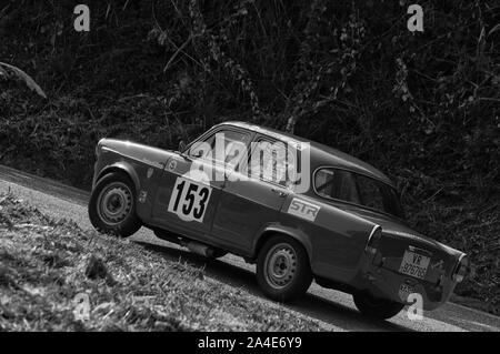 PESARO COLLE SAN BARTOLO, ITALIEN - OTT 12-2019: ALFA ROMEO GIULIETTA TI auf einem alten Rennwagen Rallye Stockfoto