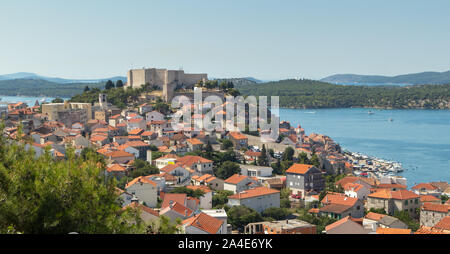 Historische Altstadt von Sibenik, Kroatien mit St. Michael's Fortress. Adria im Hintergrund Stockfoto