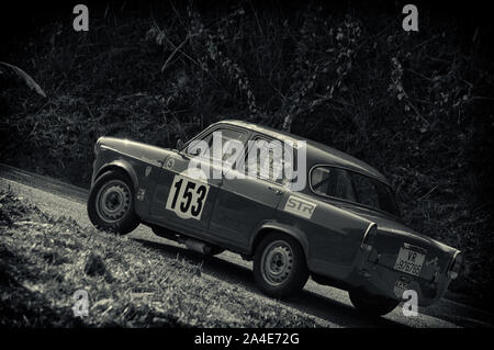 PESARO COLLE SAN BARTOLO, ITALIEN - OTT 12-2019: ALFA ROMEO GIULIETTA TI auf einem alten Rennwagen Rallye Stockfoto