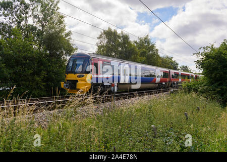 Northern Rail Passenger Service der Bahn, Kabine, Gleise und Oberleitungen - Wharfedale Linie in West Yorkshire Metro Area, England, UK. Stockfoto