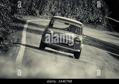PESARO COLLE SAN BARTOLO, ITALIEN - OTT 12-2019: Cooper 1300 auf einem alten Rennwagen Rallye Stockfoto