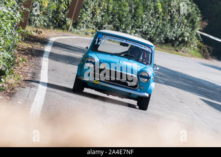 PESARO COLLE SAN BARTOLO, ITALIEN - OTT 12-2019: Cooper 1300 auf einem alten Rennwagen Rallye Stockfoto