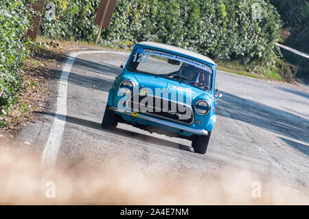 PESARO COLLE SAN BARTOLO, ITALIEN - OTT 12-2019: Cooper 1300 auf einem alten Rennwagen Rallye Stockfoto