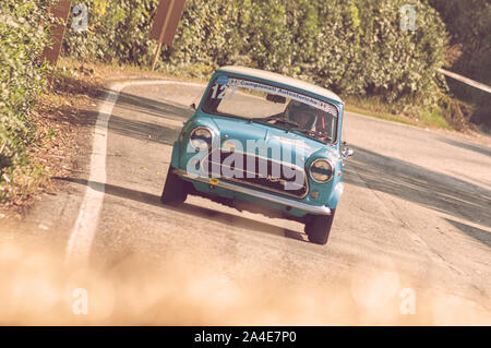 PESARO COLLE SAN BARTOLO, ITALIEN - OTT 12-2019: Cooper 1300 auf einem alten Rennwagen Rallye Stockfoto