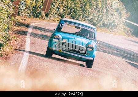 PESARO COLLE SAN BARTOLO, ITALIEN - OTT 12-2019: Cooper 1300 auf einem alten Rennwagen Rallye Stockfoto