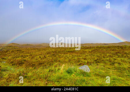 Ein Regenbogen auf dem Moor in der Nähe von Glencoe Mountain Resort. Schottland. Stockfoto