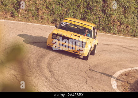 PESARO COLLE SAN BARTOLO, ITALIEN - OTT 12-2019: Fiat 131 Abarth auf einem alten Rennwagen Rallye Stockfoto