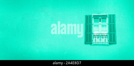 Alte bemalte Fenster auf mint Farbe betonwand. Banner mit kopieren. Trendy Grün und Türkis. Pop Art Konzept, griechischen Stil Fenster. Stockfoto