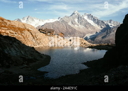 Malerischen Blick auf Wasser und Berge Reflexion über Lac Blanc See in Frankreich Alpen. Monte Bianco Bergkette im Hintergrund. Landschaftsfotografie, Chamonix. Stockfoto