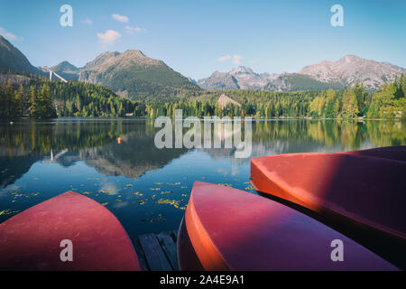 Rote Boote auf Štrbské Pleso See. Lage: Hohe Tatra, Slowakei. Instagram Filter Stockfoto