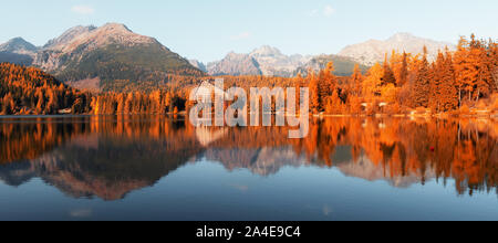 Panorama der Bergsee Strbske Pleso (strbske See) im Herbst Zeit, Slowakei Stockfoto