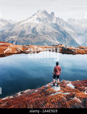 Tolle Aussicht auf die Berge Monte Bianco mit Touristen auf einen Vordergrund. Lac de Cheserys See, Chamonix, Graian Alps. Landschaftsfotografie Stockfoto