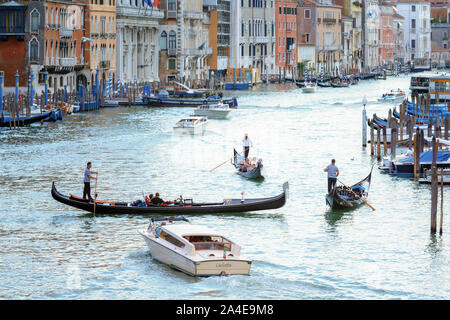 Venedig, Italien - 7. August 2014: Gondeln und Boote auf venezianischen Canale Grande Stockfoto