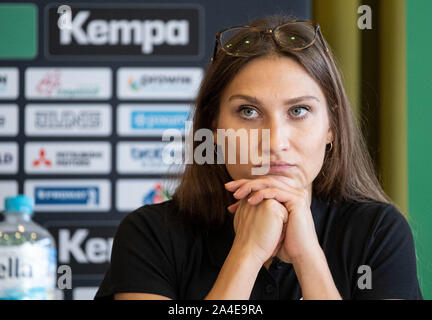 Hannover, Deutschland. 14 Okt, 2019. Die nationalen Handballspieler, Isabell Roch, spricht während der Pk zum Internationalen übereinstimmen, sowie auf den Tag der Handball. Credit: Peter Steffen/dpa/Alamy leben Nachrichten Stockfoto