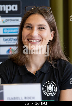 Hannover, Deutschland. 14 Okt, 2019. Die nationalen Handballspieler, Isabell Roch, spricht während der Pk zum Internationalen übereinstimmen, sowie auf den Tag der Handball. Credit: Peter Steffen/dpa/Alamy leben Nachrichten Stockfoto