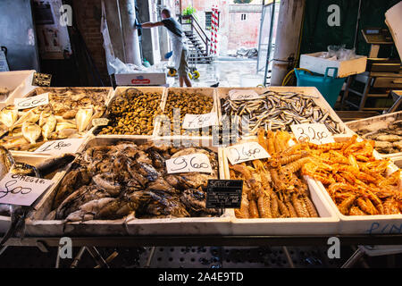 Venedig, Italien - 8. August 2014: frische Meeresfrüchte auf venezianischen Markt mit Preisliste Stockfoto