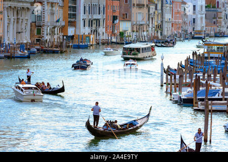 Venedig, Italien - 7. August 2014: Gondeln und Boote auf venezianischen Canale Grande Stockfoto