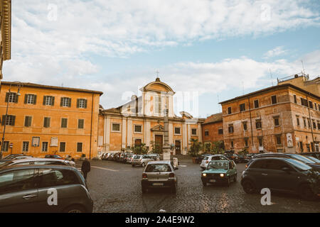 Rom, Italien, 23. Juni 2018: Blick auf Trastevere ist im 13. Bezirk von Rom auf dem westlichen Ufer des Tiber, südlich von Vatikanstadt. Verkehr c Stockfoto