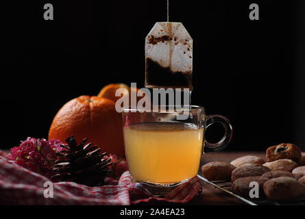 Eine heiße Tasse Kräutertee Stockfoto