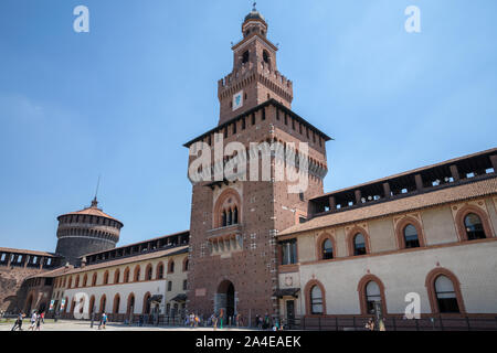Mailand, Italien - 27. Juni 2018: Panoramablick auf die Außenseite des Schloss Sforza (Castello Sforzesco) ist in Mailand. Es wurde im 15. Jahrhundert von Frankreich gebaut Stockfoto