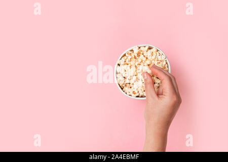 Frau mit Papier eimer Popcorn. Frau mit Papier eimer Popcorn. Flach stil Zusammensetzung, Ansicht von oben. Stockfoto