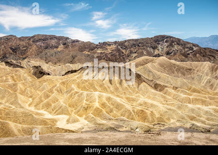 Erodieren vulkanischer Asche und Schlamm Hügel, Badlands, am Zabriskie Point, Death Valley National Park, Kalifornien, USA Stockfoto