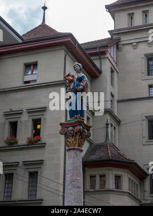 Bern, Schweiz - 25. Juni 2017: Der Anna-Seiler-Brunnen ist ein Brunnen in der Marktgasse in der Altstadt von Bern. Stockfoto